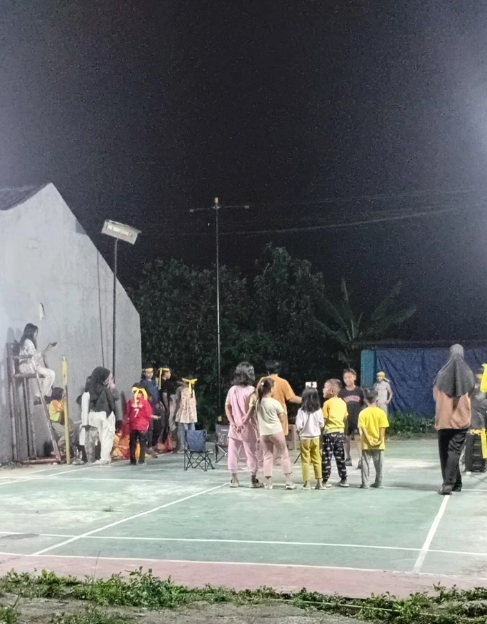 Di lapangan bulu tangkis Rt004 RW.020